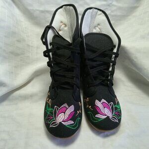 NEW Vintage or traditional style Beijing Cloth Shoes Embroidered Boots Size 39
